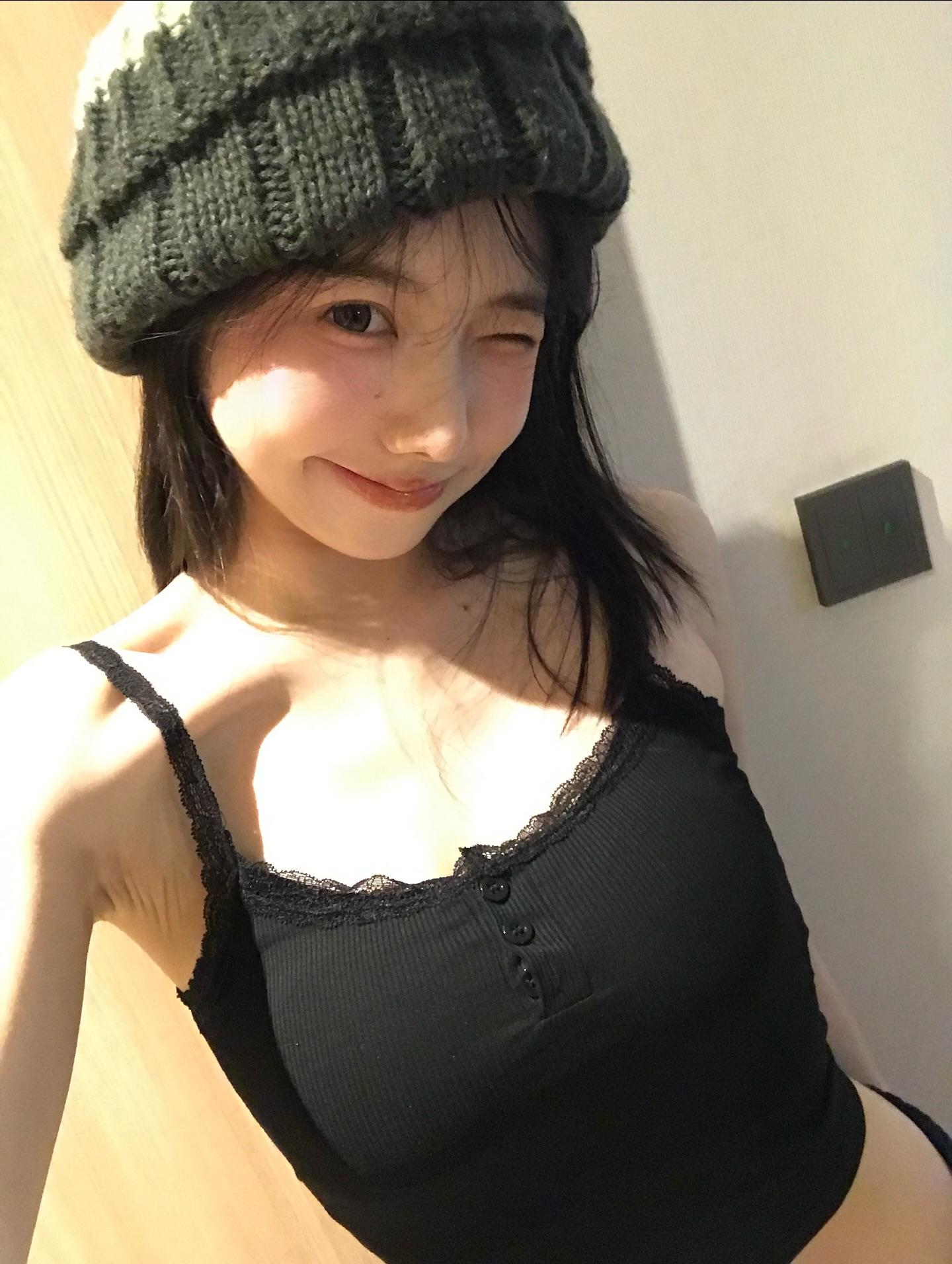 志拍小tips 👉🏻穿露膚度高的✔️ 小小蕾絲加分(=̴̶̷̤̄ ...