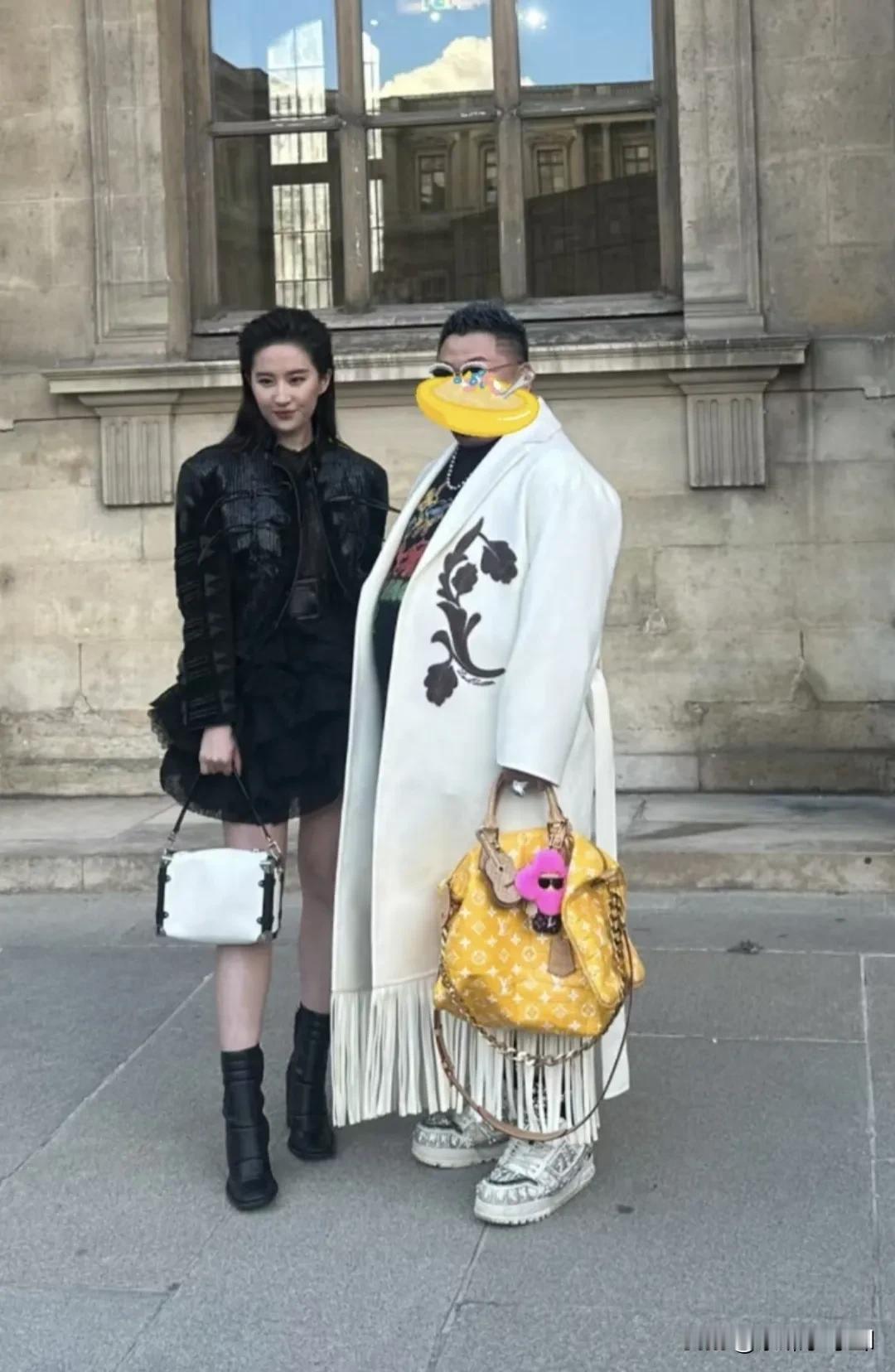 巴黎时装周，刘亦菲与lv的VIP合影。男子手中提的包是限量版，价值千万。据网友称