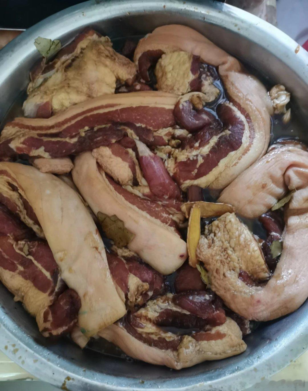 惠州网友：家里晒的过年腊肉。[并不简单] 