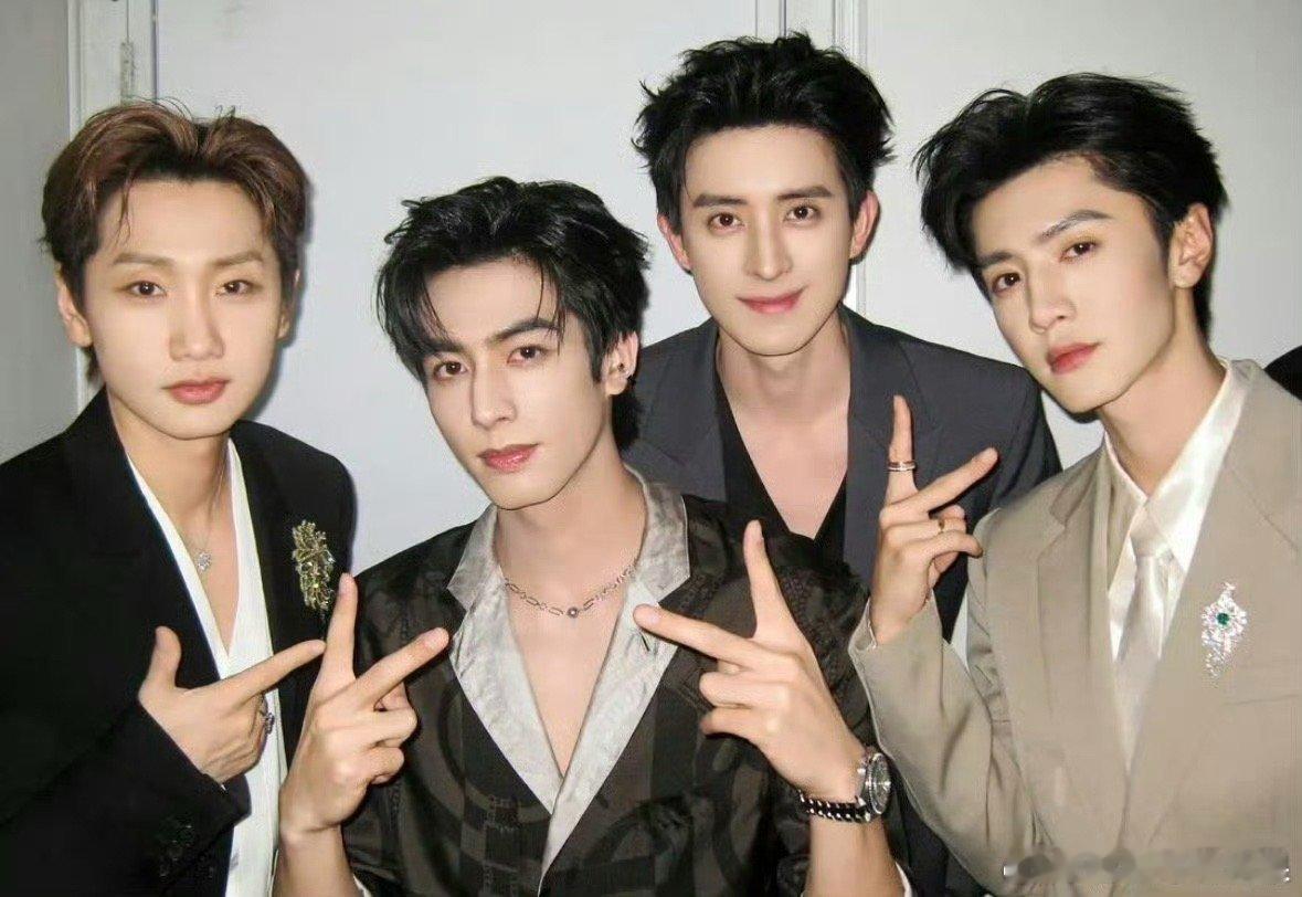 来看敖瑞鹏 宋威龙 陈哲远 汪苏泷微博之夜后台合照 被谁帅到微博之夜合照