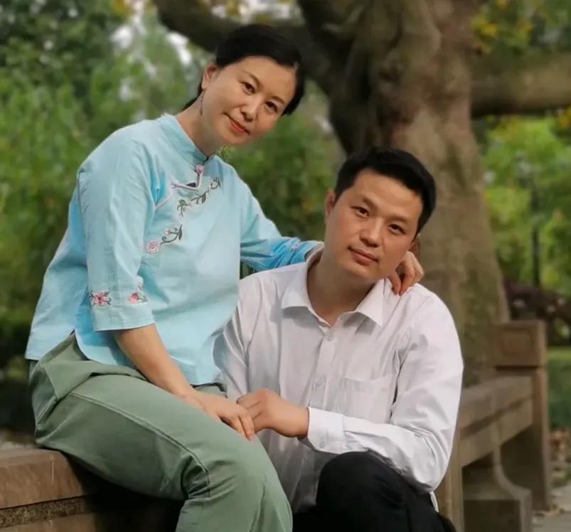 成都，49岁富婆被34岁农村小伙网上表白，奔现5天闪婚。哪料，当富婆来到小伙山东