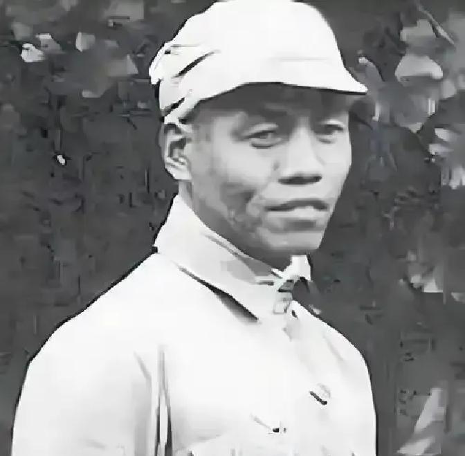 1937年，延安城外，一个男人带着自己的警卫员悄悄出走。没有告别，没有手续，没有