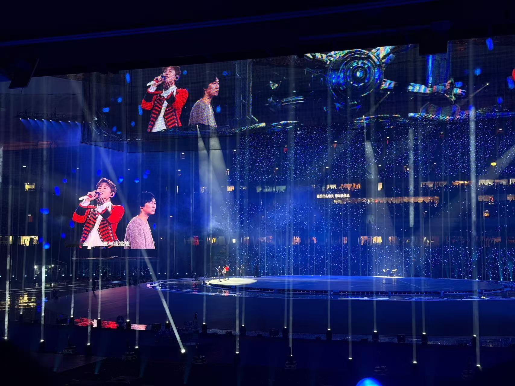 听张杰的演唱会看到七个张杰了 七个张杰一字排开，这阵仗谁顶得住？一张票钱享受七倍