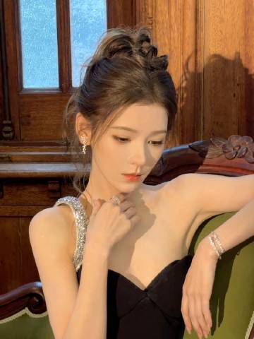 张予曦单肩抹胸黑裙 张予曦抹胸漏腰黑裙张予曦抹胸漏腰黑裙,今天完全要被阿瓜张予曦