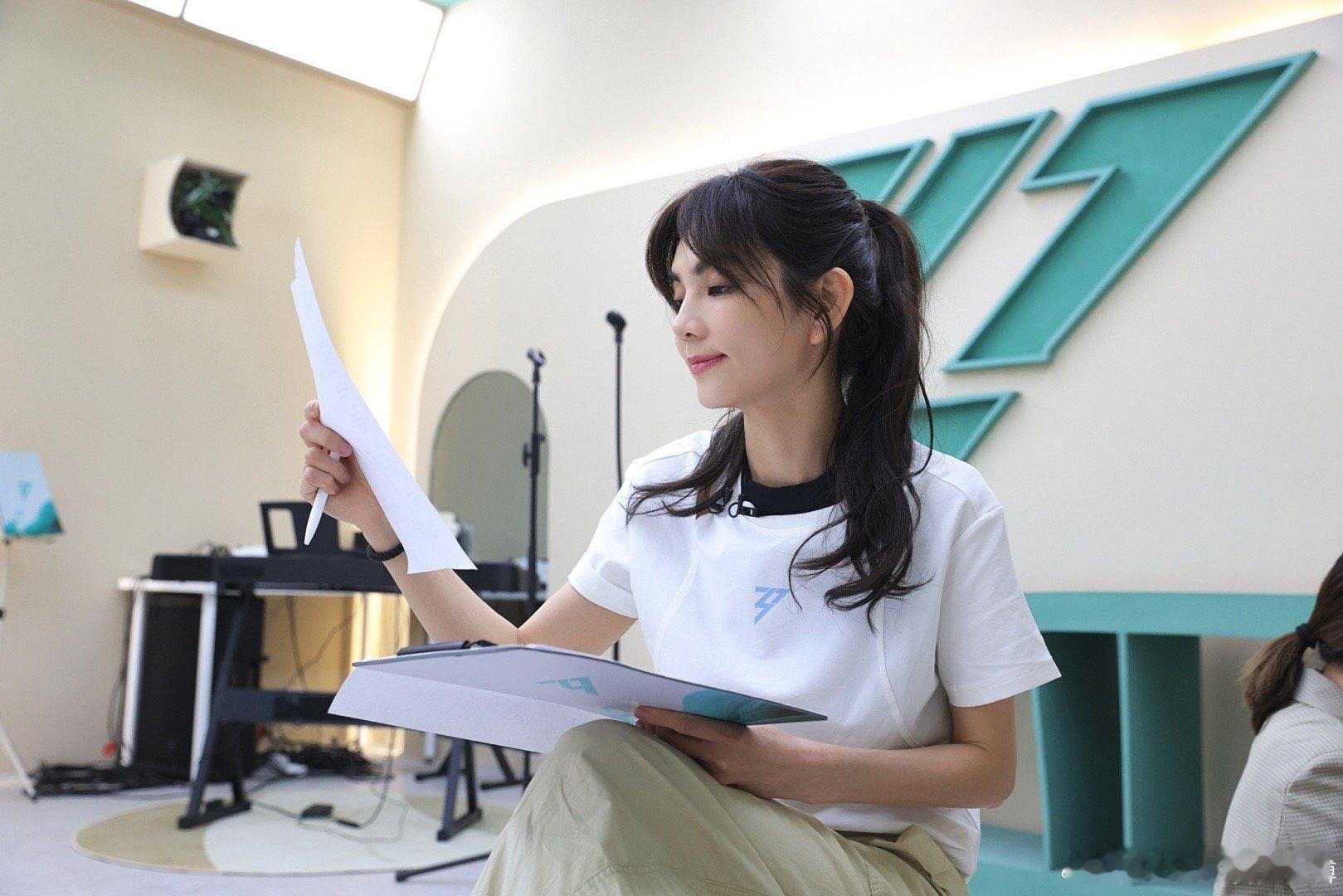 Ella把巡演首站定在了长沙 长沙是Ella浪姐梦开始的地方，也是她巡演启航点。