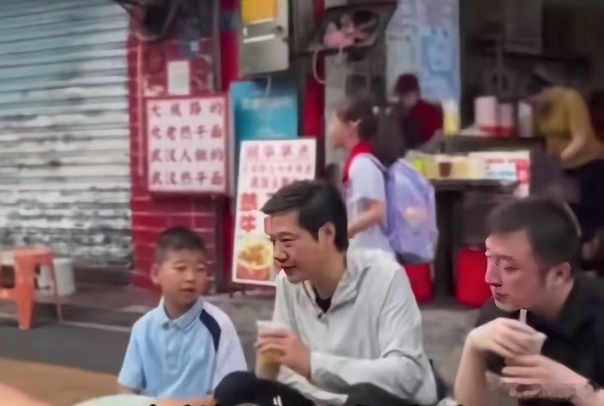 雷军 小女孩哈哈哈哈哈哈哈 有一说一官摄确实没几个，大部分还都是路人围观来拍照的