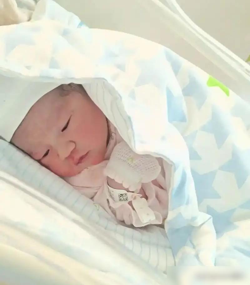 今天一亲戚的媳妇在医院生二胎，老大是男孩，今年16岁，亲戚夫妻一直想生一个女儿，