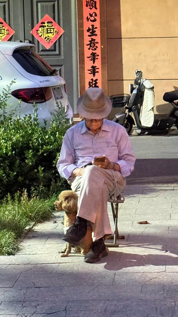 原来的位置被人占了，只能自己带凳子 