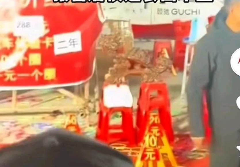 男子花5600元套圈，老板说套中三次就有两年汽车使用权，男子也是神人，
还剩一千