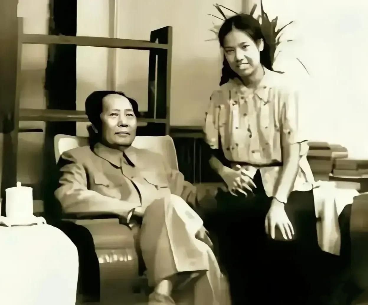 毛主席拉着邵华的手，像对待亲闺女一样，邵华小时候就认识毛主席。

这是一个温馨的