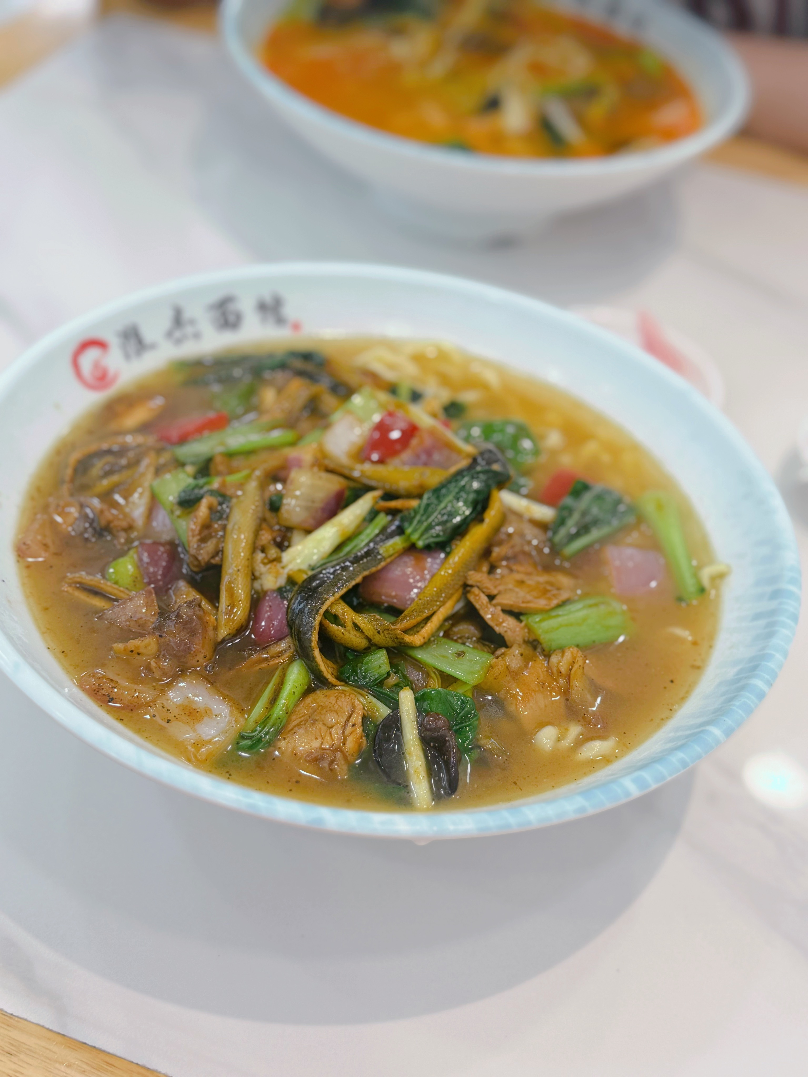当发现旁边小店都没有人，只有这家坐满的时候一定要进长鱼面🉑 连云港