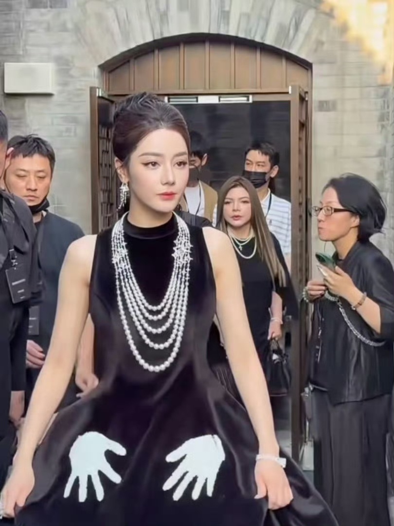 迪丽热巴超大珍珠项链女神降临 