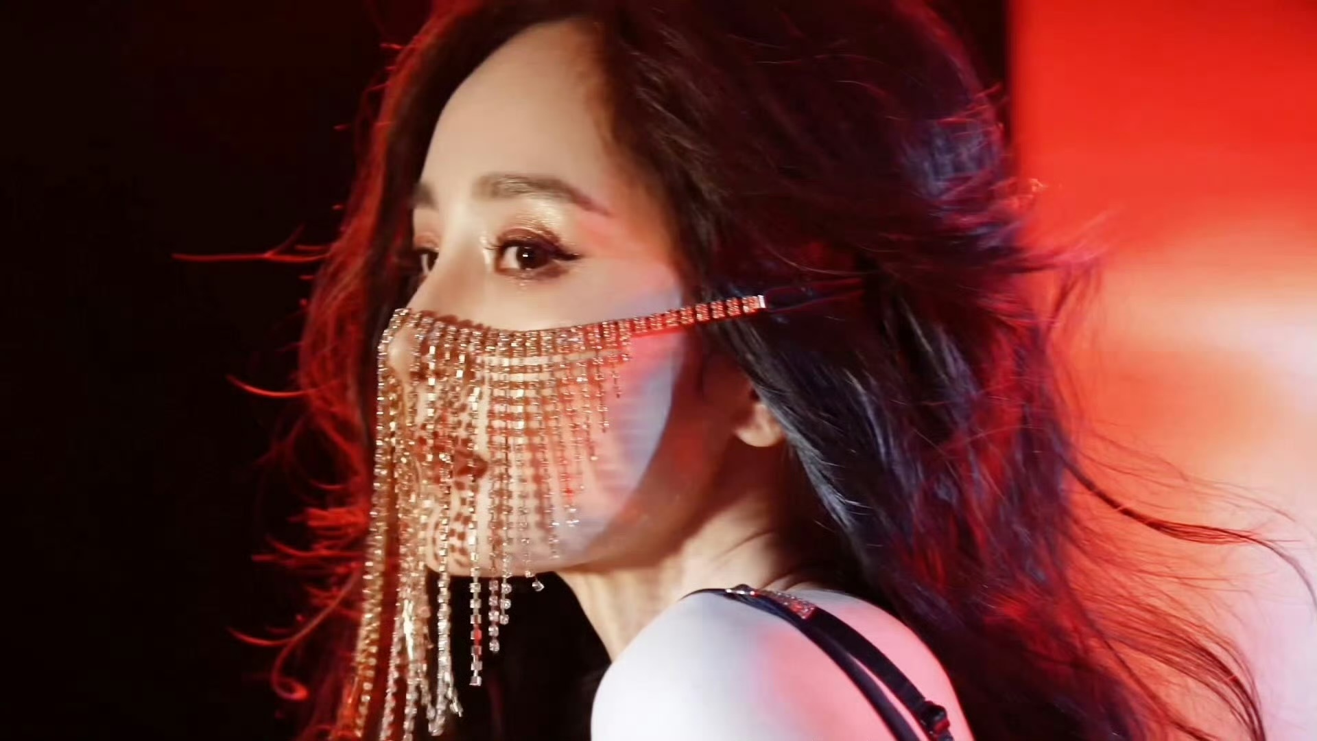 杨幂钻石脸链美得摄人心魄，幂姐就这么轻松把我的魂勾走了。