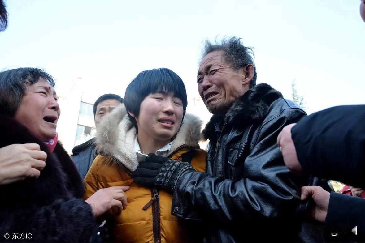 4岁被拐，亲生父母寻他21年，小伙认亲后把养父母给的婚房和车子都还了还去，果断回