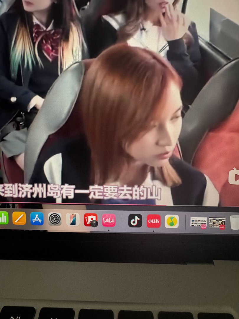 此娚好忧郁啊 我好想骑她 