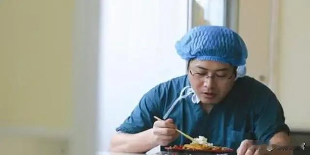 2001年，35岁北大博士，决定回村躺平，老爹老妈顿时血压飙升，粗声吼道：“你咋