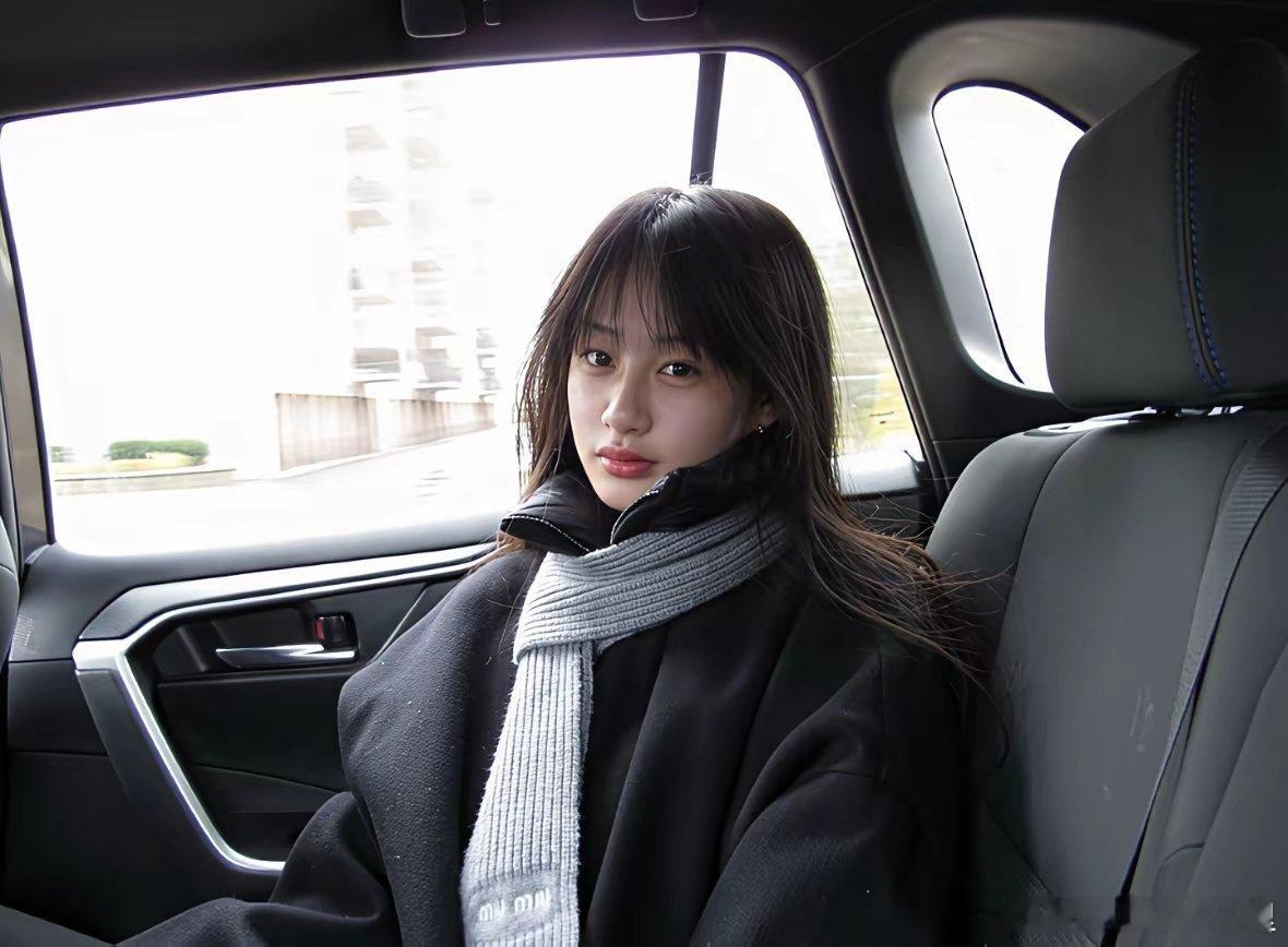 吴启华向大家证明了：生孩子想颜值稳定还是得找帅哥。他17岁女儿最近火了，这孩子自
