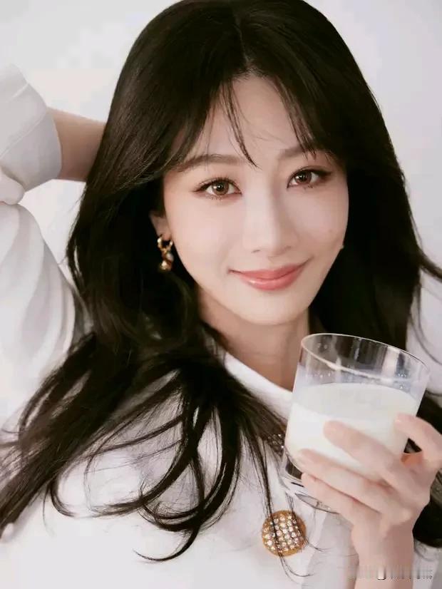 “奶香四溢的早晨，从一杯牛奶开始”🥛🌞


杨紫新写真曝光，化身甜美奶香少女