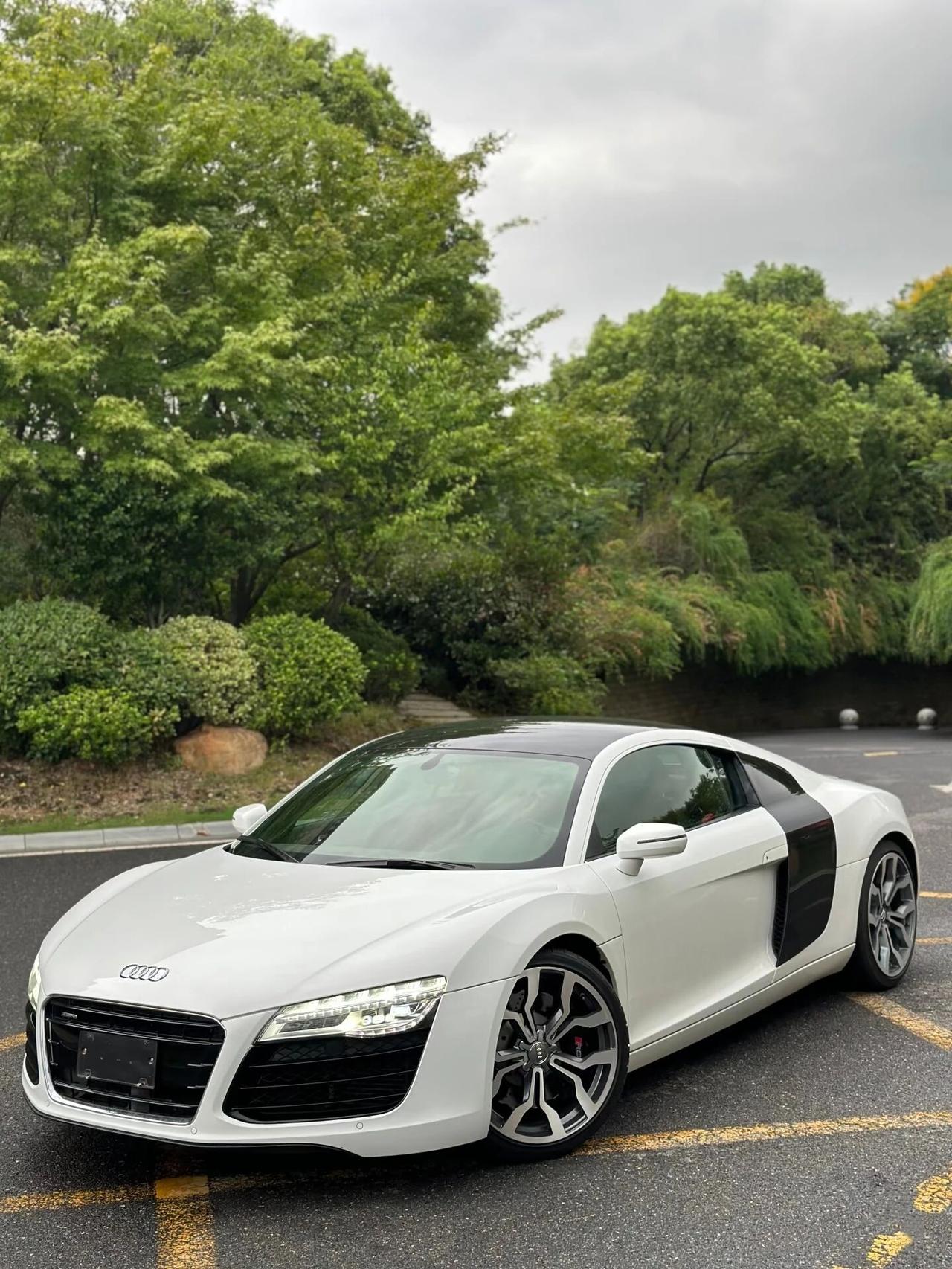 奥迪R8这个塑料油箱盖，4S居然敢卖4734元一个！难怪欧洲佬天天能闲得蛋疼阳光