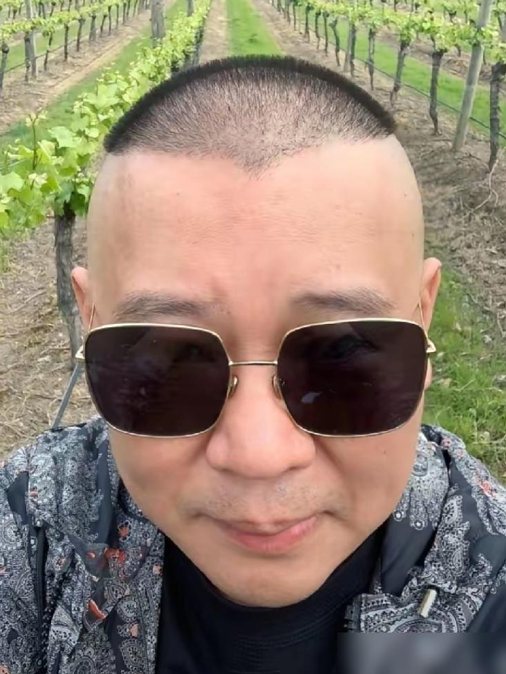 郭德纲这招太狠了！杨议直播骂他忘恩负义，他转头就把杨议的亲哥请上了纲丝节。
你