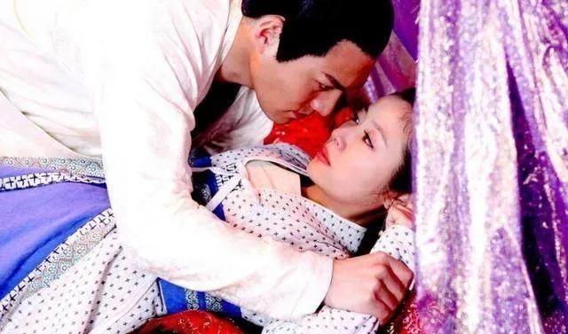 三国时，孙权三弟孙翊遇刺身亡。夜里孙翊夫人徐氏祭拜完亡夫，刚换下丧服，忽然有人将