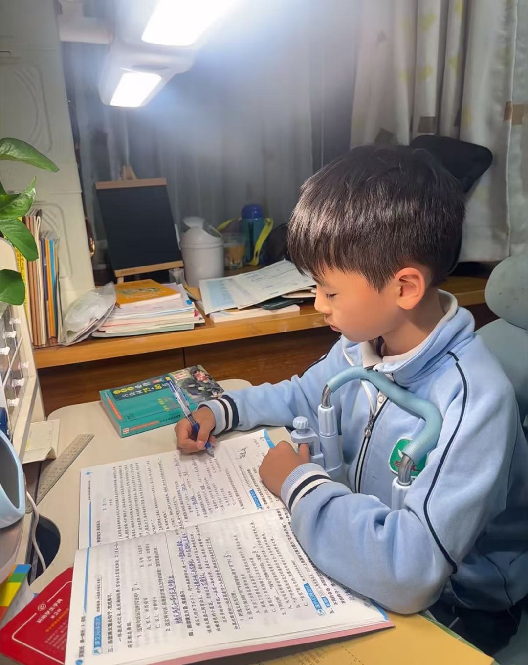 10后开始用AI给自己编黄冈密卷了 对于我们许多成年人来说，在工作上会用到AI，