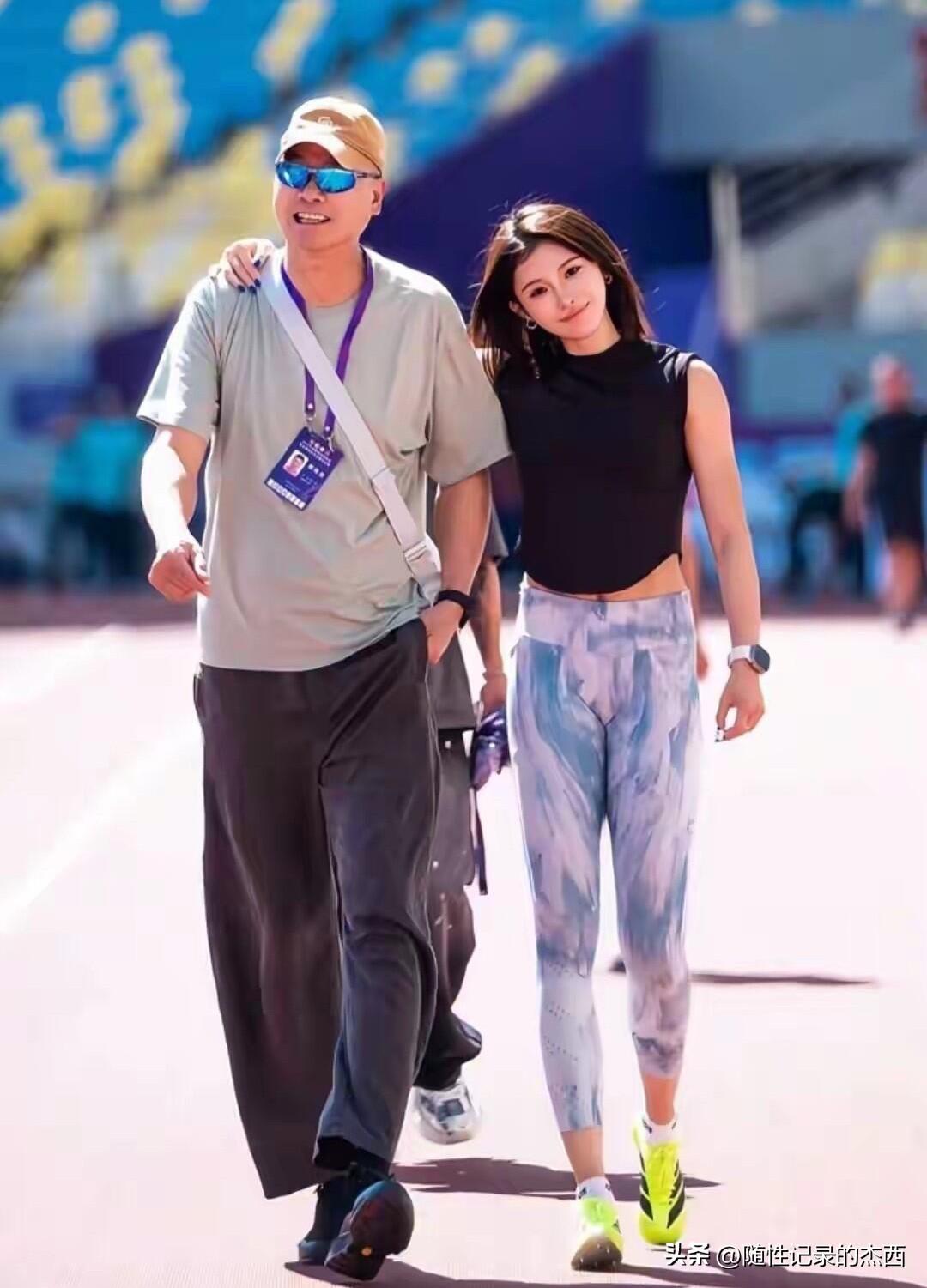 吴艳妮和教练的一组合影，照片中的吴艳妮本人瘦的都快认不出来了，不仅眼睛小很上镜，