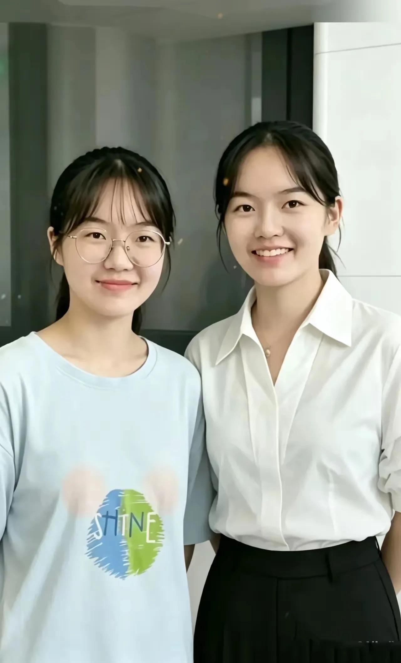 这是一对亲姐妹吗？
答曰：是，又不是。
说是，是因为两人长得太像，像极了一母同胞