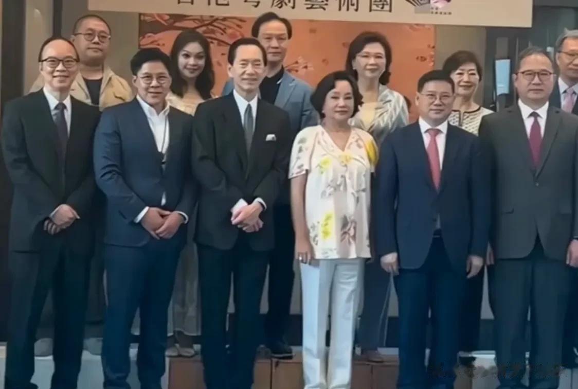 赌王三太&陈婉珍成立粤剧艺术团，二房亲自到场，四方花篮道贺，实现三房互动[呲牙]