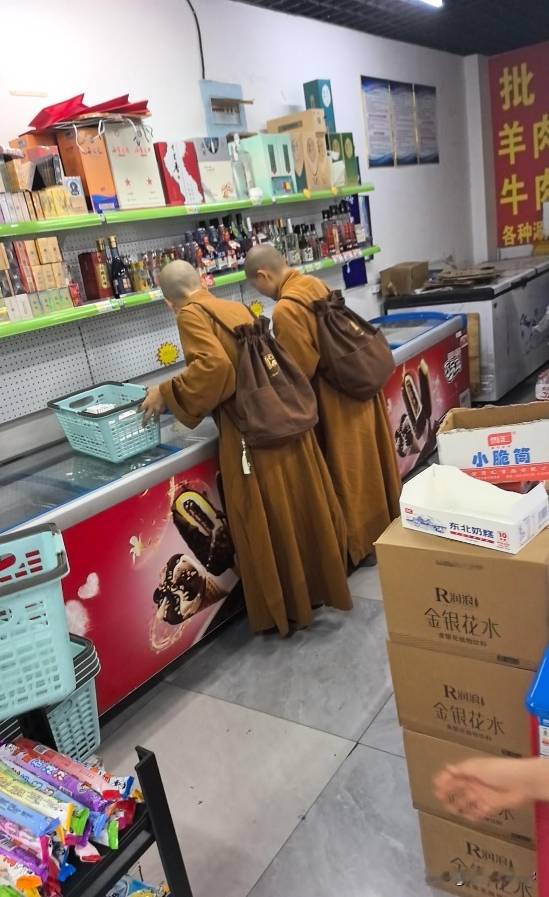 有两个修行人在小商店买冰糕冷饮，引得众人议论！

其实尼姑下山买冷饮、很少沿街化