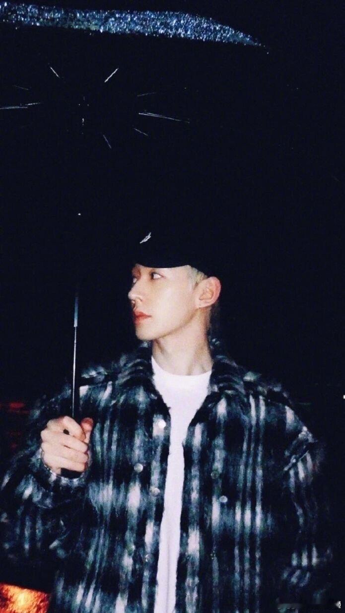 邓为哥哥这张雨中撑伞回眸☔️好绝，氛围感🈶！｜邓为
