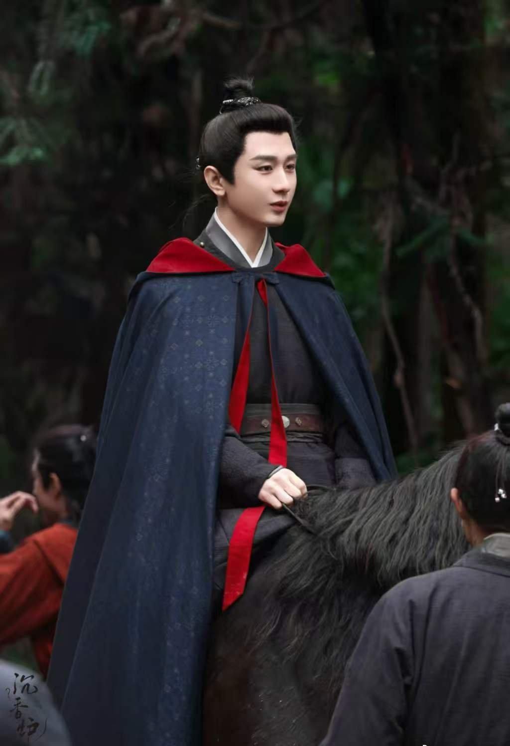 成毅超话成毅朱瞻基 青龙袍沾着尘土与血迹，眼眸里藏着警惕与坚定，@成毅 身着古装