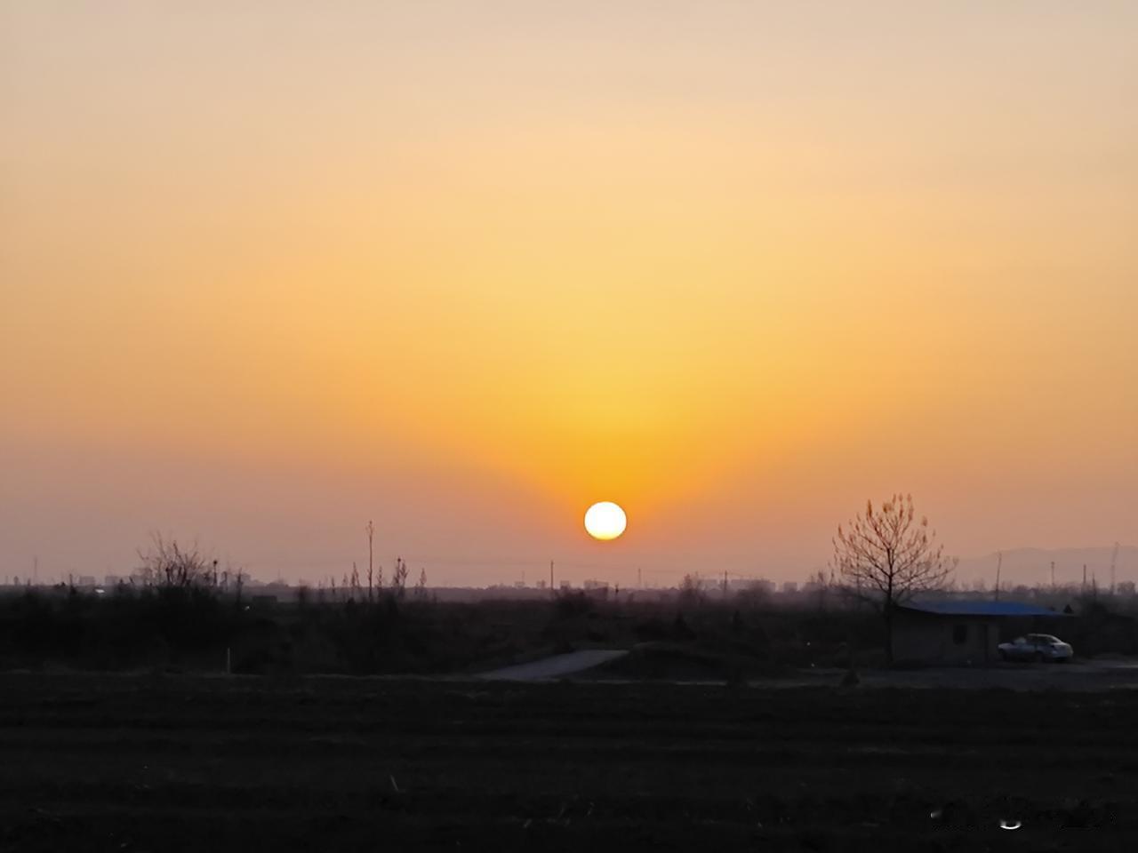 世界上早就不存在所谓的中华民国总统，有人用这个名号就是诈骗，这一句话可以值千金，