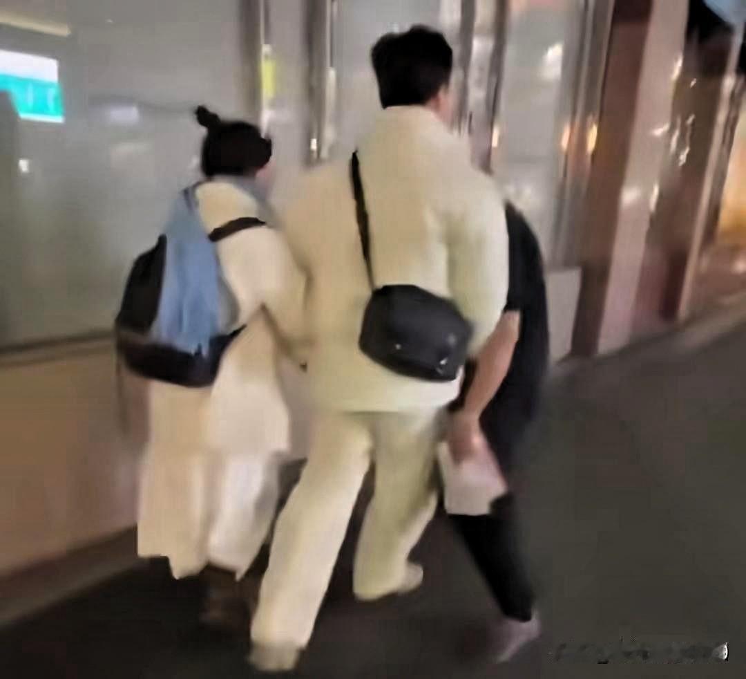 突发！中国情侣在大阪街头遭一群日本人围堵，女生当场吓哭躲在男友身后，男生紧护着女