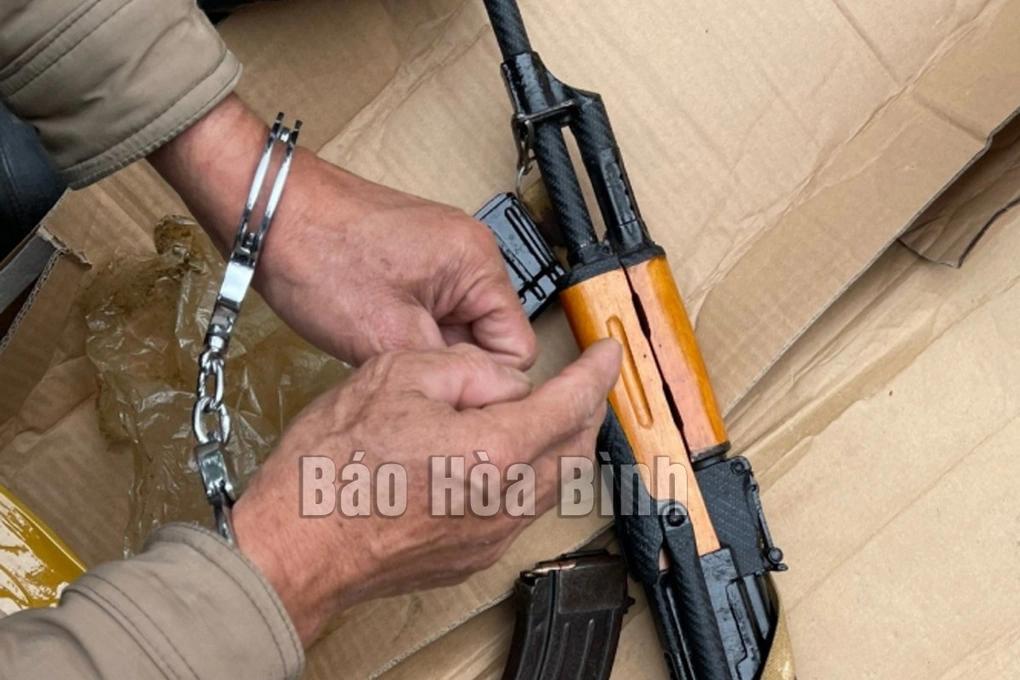 越南逮捕一名持有 AK 枪和数百颗子弹的嫌疑人
越南和平省警察厅发布消息称，刚刚