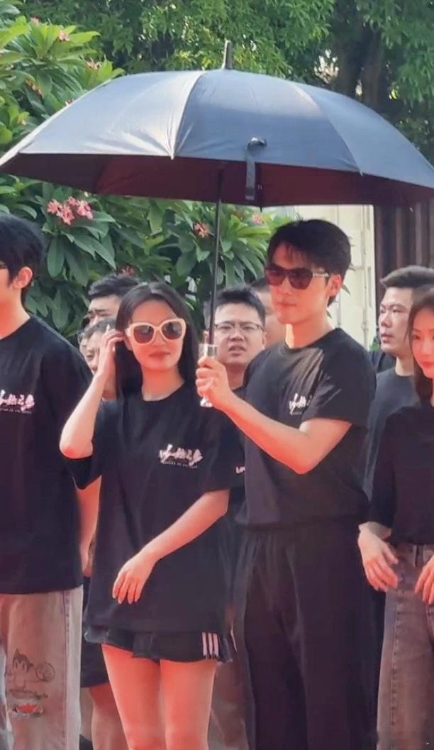 #张艺上吴俊霆新剧开机# 《以她之名》开机，主演们状态上佳颜值出众，期待张艺上吴