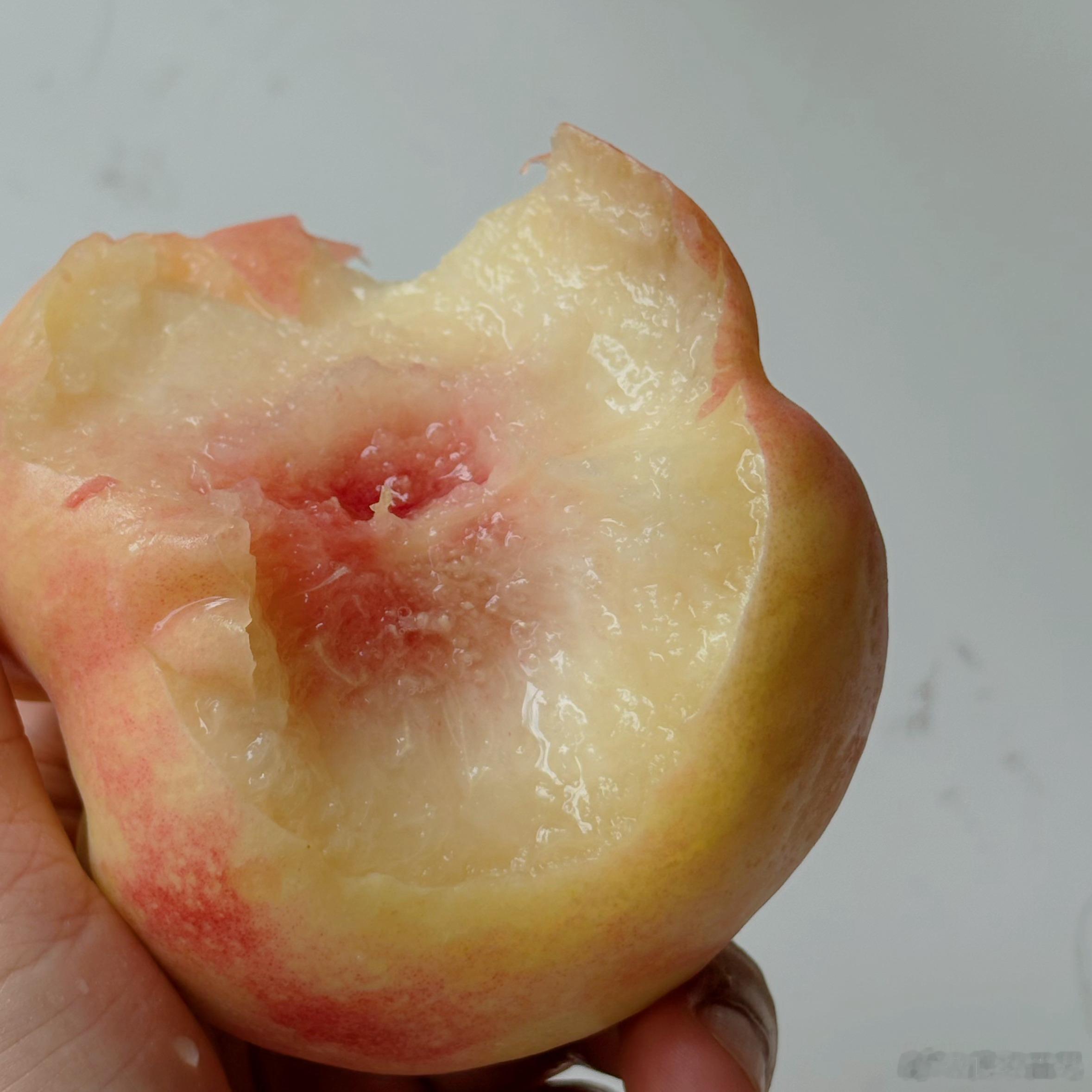 我妈中午过来吃饭，吃了一个晚湖景水蜜桃，她说好好吃！我说，我给你寄一箱到山上去～