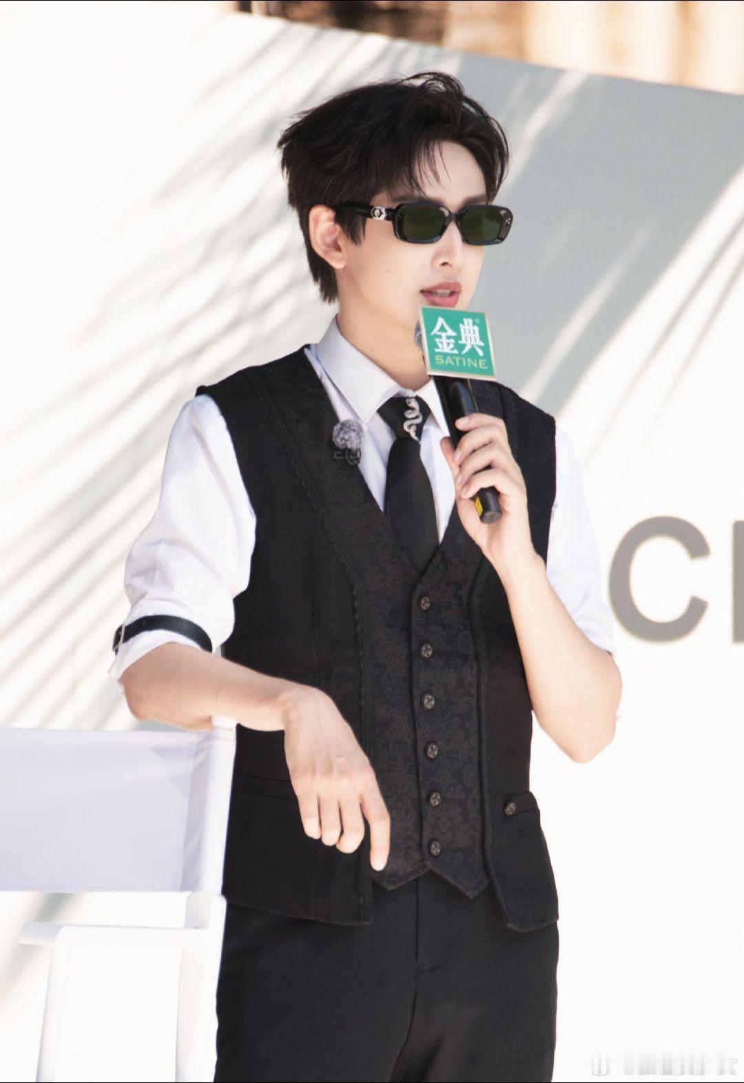 齐思钧主持能力齐思钧主持全程稳得住场，临场反应快、控场超专业，温柔又有分寸，既能