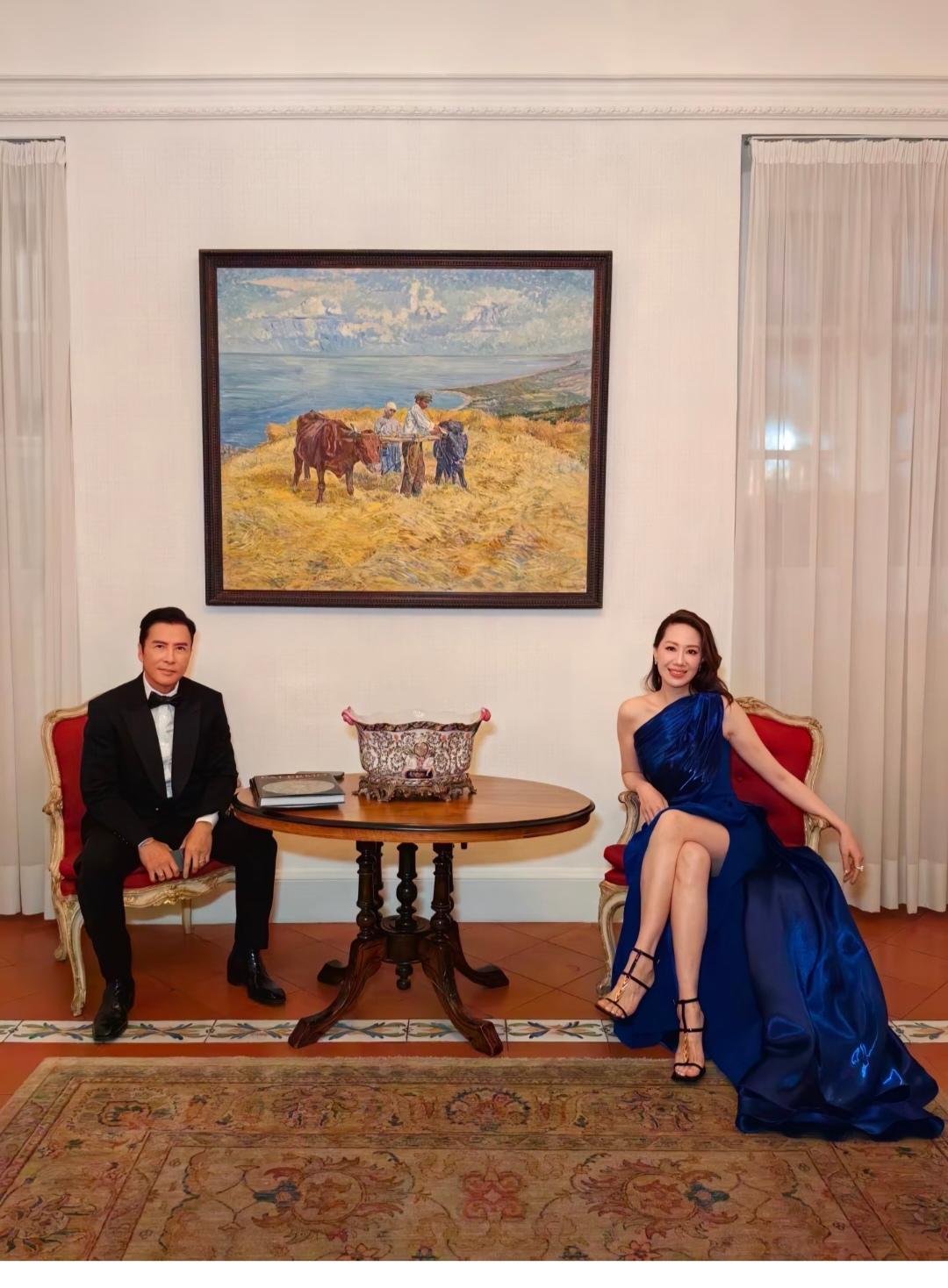 甄子丹的夫人，从头到脚散发着女性的美。