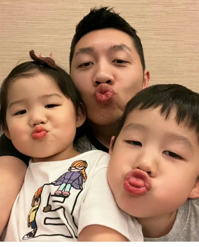 许昕晒娃 笑不活了救命啊，许昕的女儿太可爱了，一口也不给她爹吃 哈哈哈哈哈！马龙