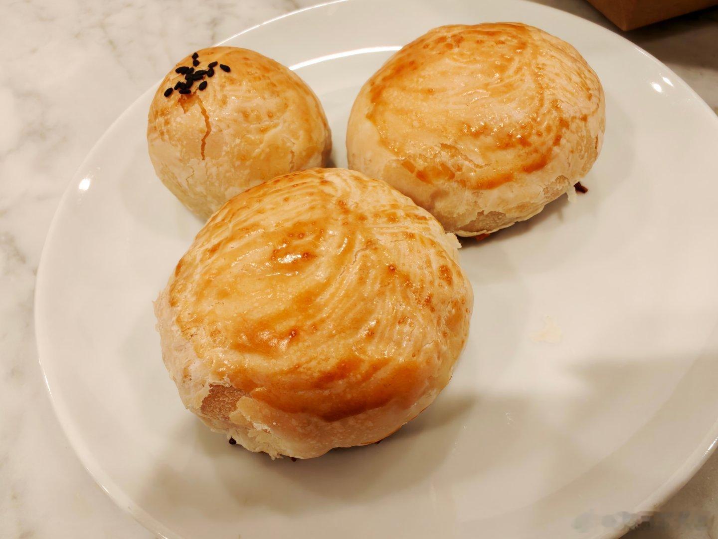 谁家的小朋友这么好命，不仅中秋节有姐姐亲手做的豆沙蛋黄酥和苏式月饼吃~还有完全不