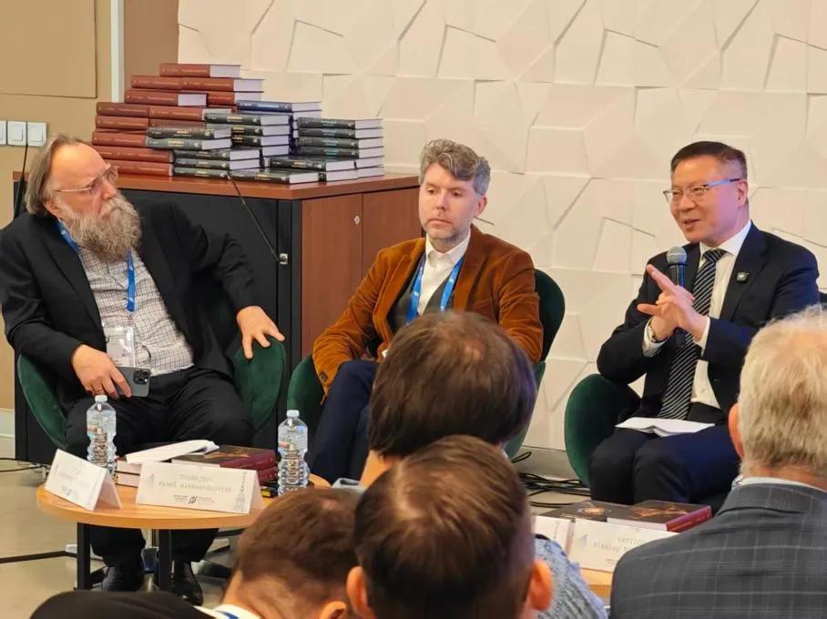 张维为教授在6月26日参加了莫斯科大学举办的论坛。
在张维为教授的旁边，有一位白