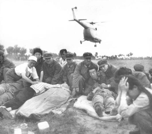 1976年7月28日，7.8 级唐山大地震骤然袭来，整座城市瞬间化为一片废墟。