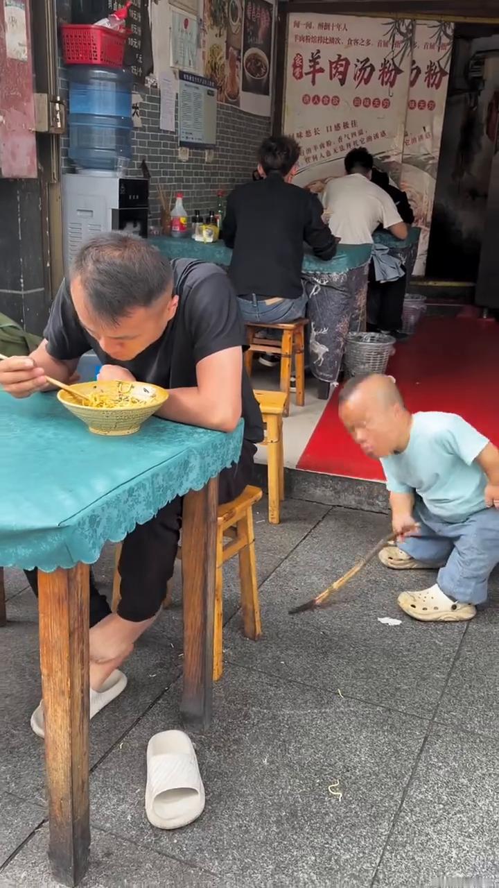 有人。