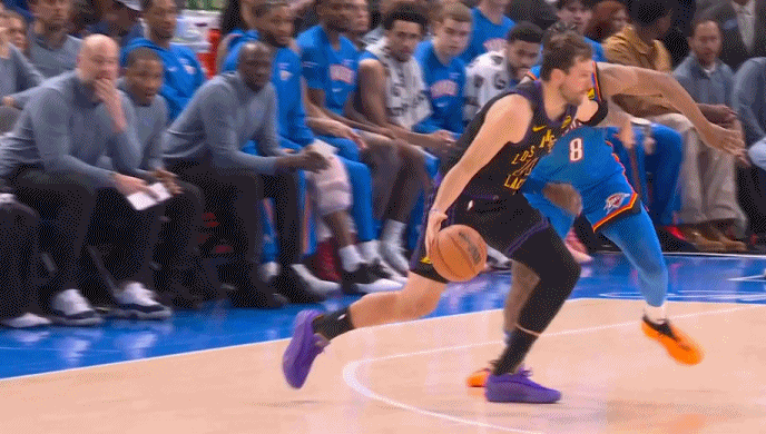 仔细看了东契奇的受伤视频，是在突破的时候突然捂住大腿疑似拉伤，随后倒地不起表情痛