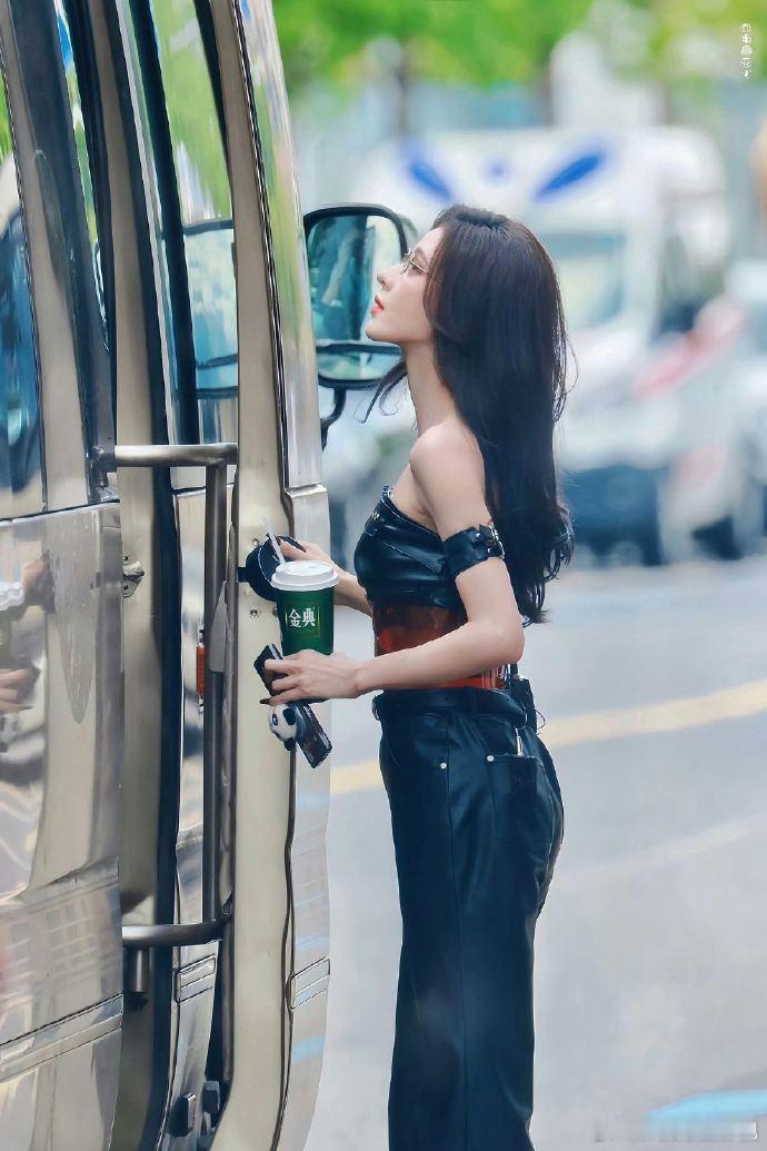 #请张予曦把眼镜焊在脸上# 张予曦的美总是能给我们带来惊喜！这次的眼镜造型更是让