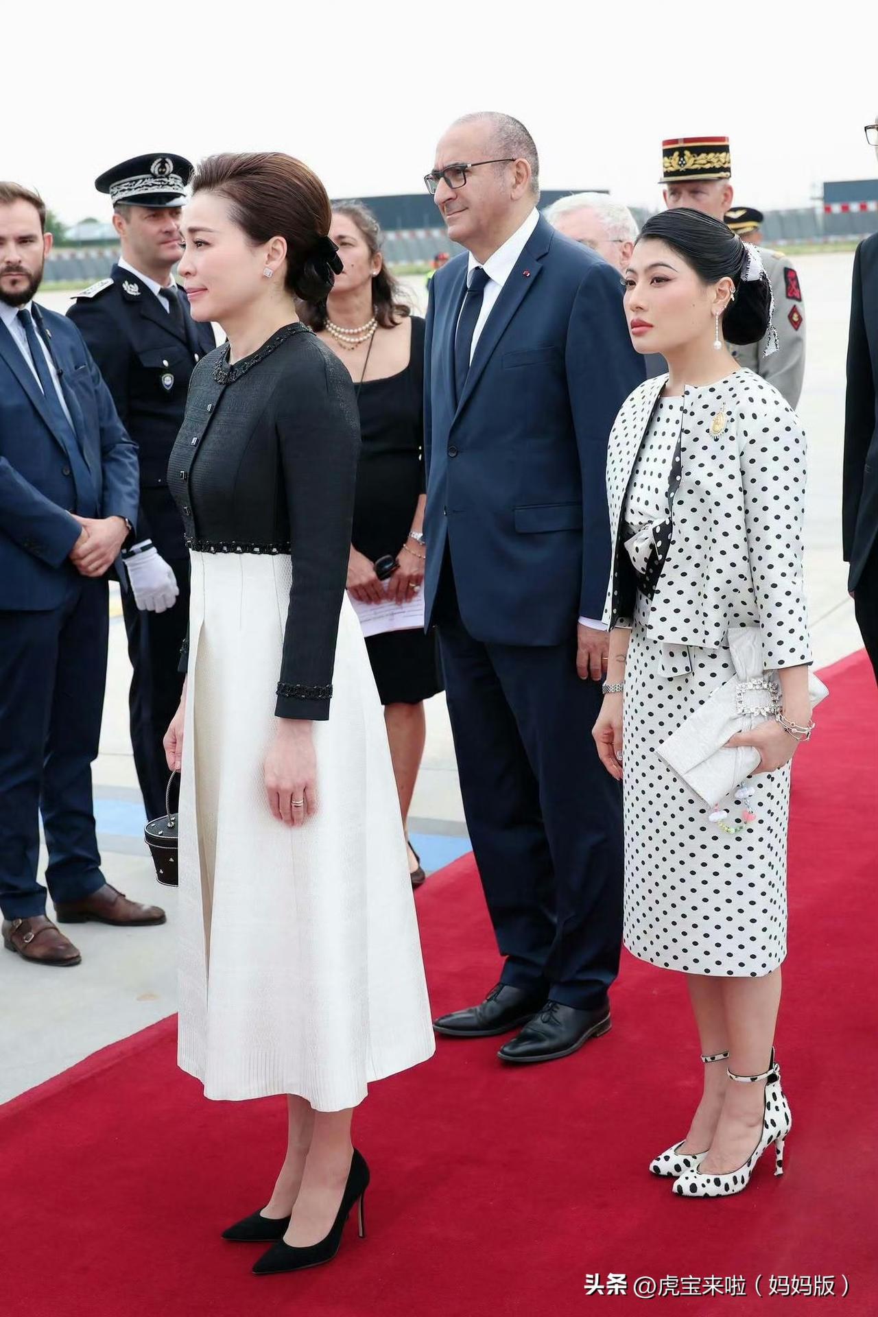 此次国事访问法国，女士们的穿搭优雅时尚，苏提达王后的黑色上衣配白色半裙，思蕊梵公