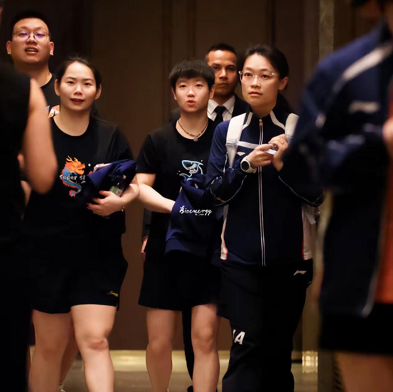 孙颖莎瘦了，
双下巴没有了，
和旁边的人比起来，
整个人显得又瘦又小，
原本肌肉