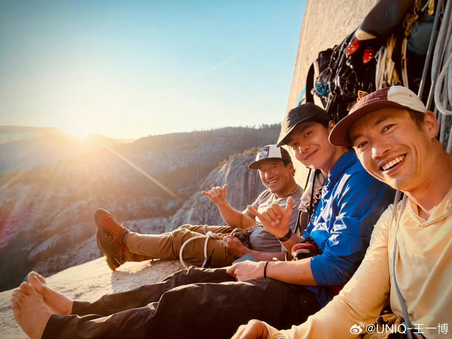 王一博到底在地球上找什么  这问题我不知道怎么来的，但很有趣，王一博到底在地球上