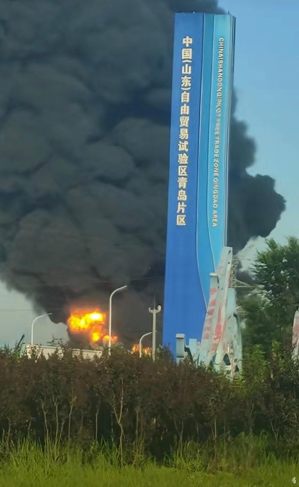 青岛火灾今天下午黄岛洋河对岸的产业园区突然窜起浓黑烟柱，隔河的上合示范区多个小区